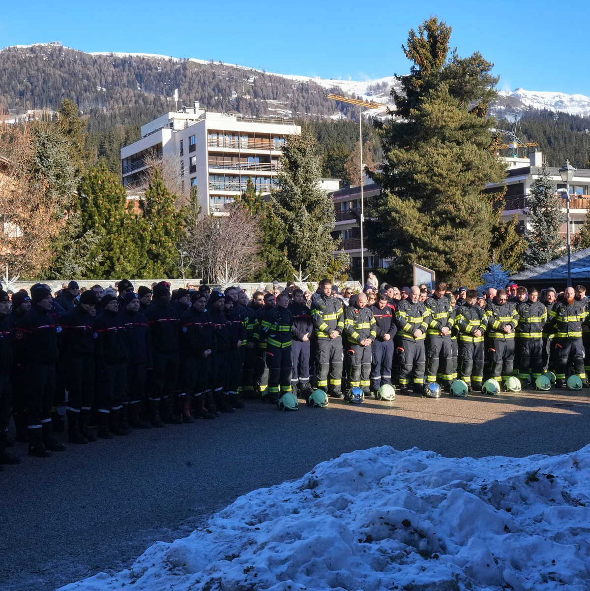 Bei einem Schweigemarsch in Crans-Montana wird an die jungen Opfer der Katastrophe erinnert. - Foto: Antonio Calanni/AP/dpa