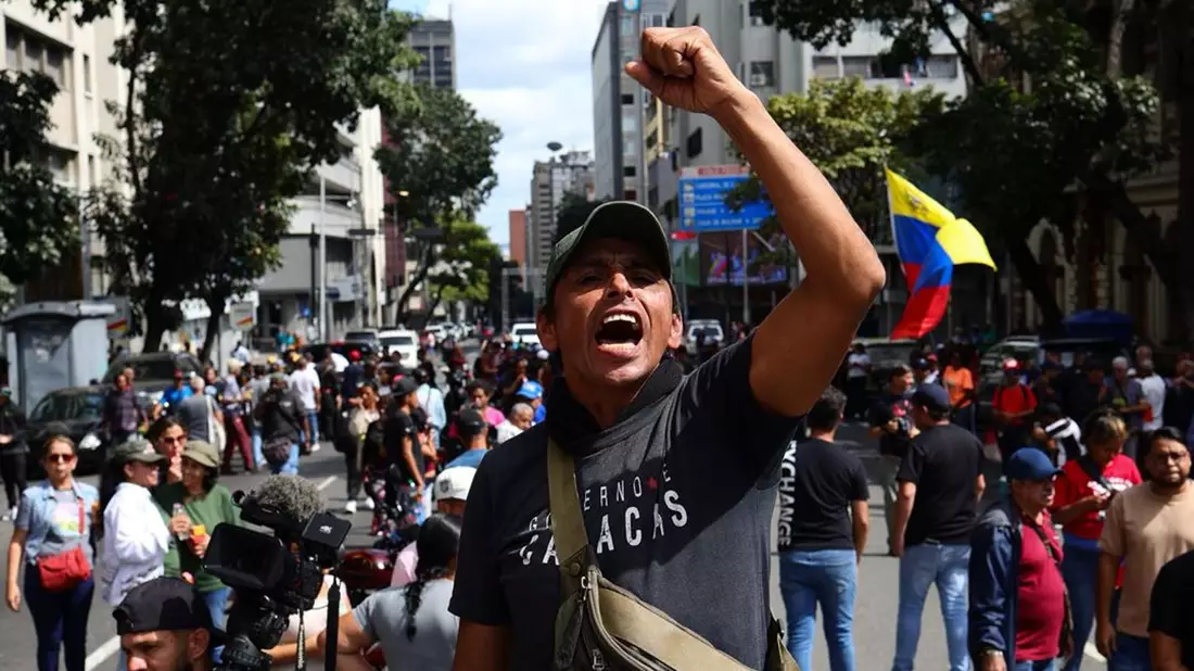 Für ein Ende der Regierungskrise müssen wohl auch die Anhänger des gestützten Präsidenten Maduro eingebunden werden. - Bild: Javier Campos/dpa