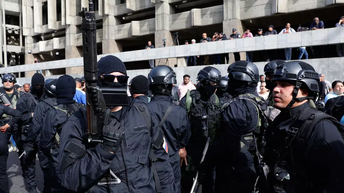 Sicherheitskräfte und bewaffnete Gruppen sind ein wichtiger Machtfaktor in Venezuela. - Bild: Cristian Hernandez/AP/dpa