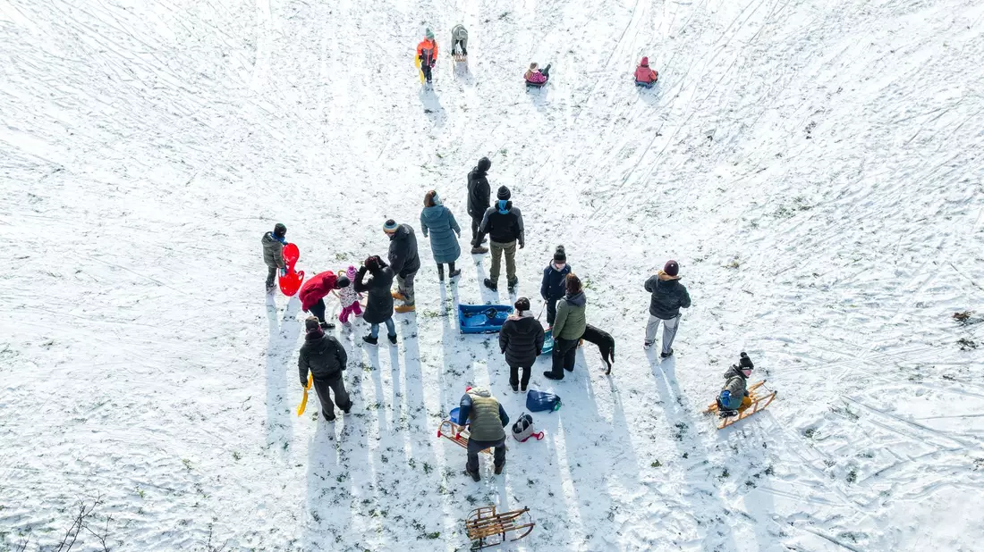 Viele Kinder vergnügten sich mit ihren Eltern beim Rodeln. - Bild: Frank Hammerschmidt/dpa
