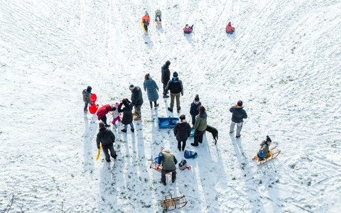 Viele Kinder vergnügten sich mit ihren Eltern beim Rodeln. - Foto: Frank Hammerschmidt/dpa