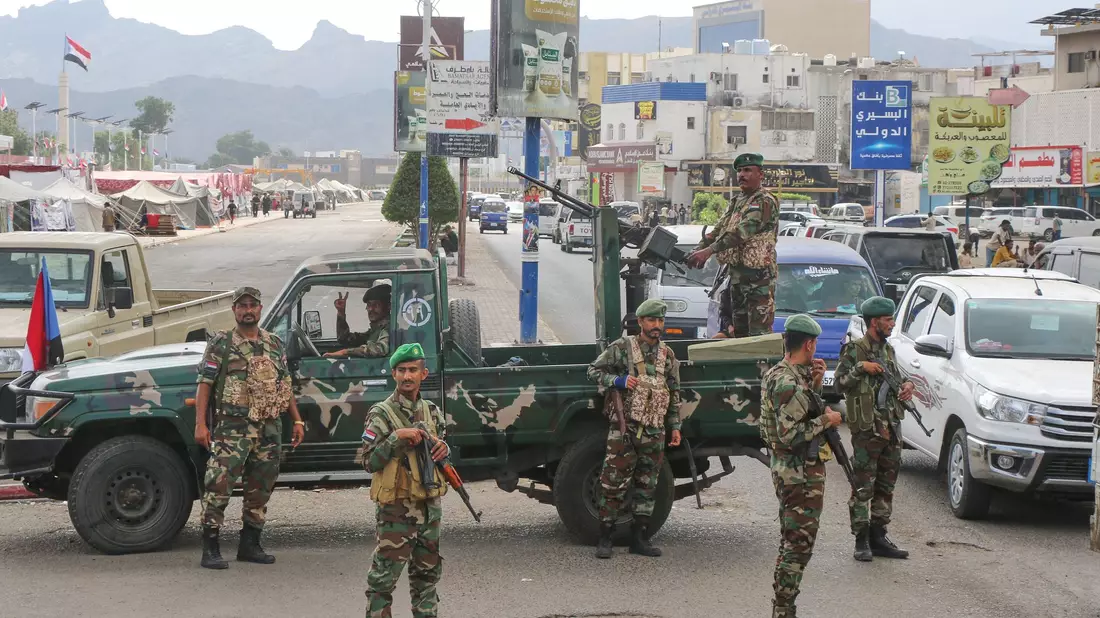 Soldaten des Südlichen Übergangsrats (STC) stehen an einem Kontrollpunkt in Aden. - Bild: -/AP/dpa