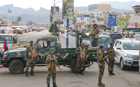 Soldaten des Südlichen Übergangsrats (STC) stehen an einem Kontrollpunkt in Aden. - Foto: -/AP/dpa