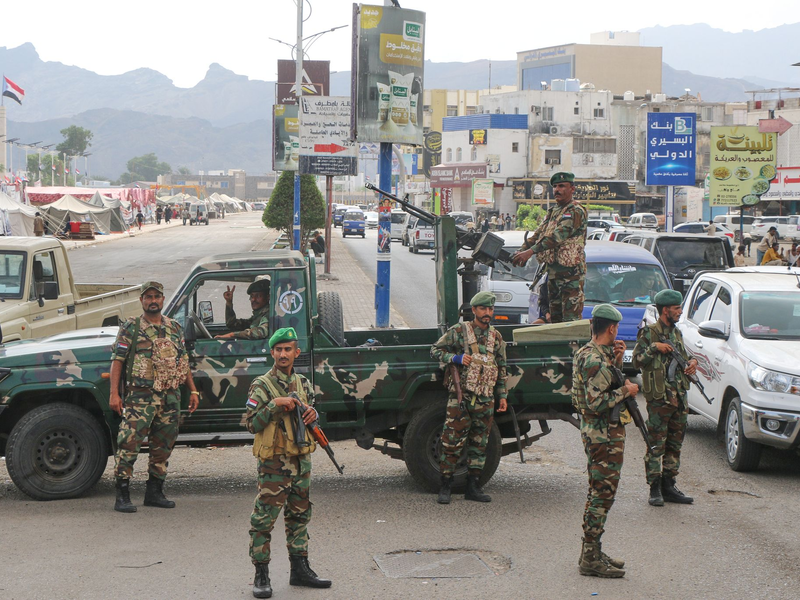 Soldaten des Südlichen Übergangsrats (STC) stehen an einem Kontrollpunkt in Aden. - Foto: -/AP/dpa