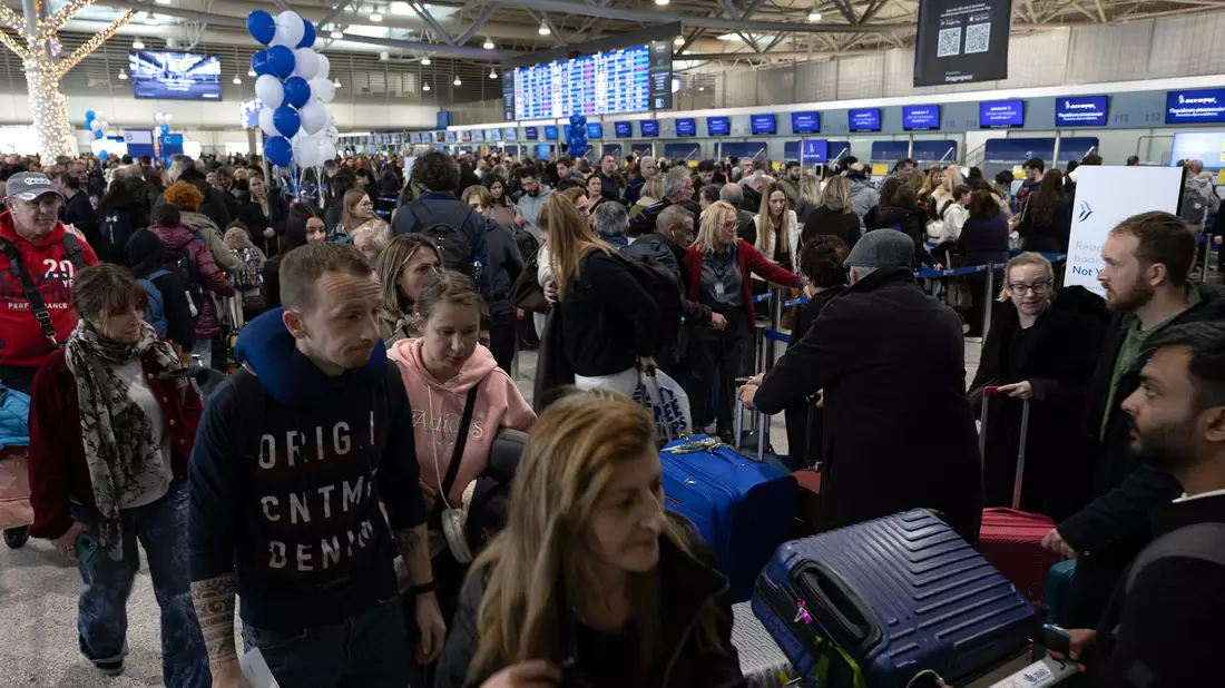 Das technische Problem erwischte die griechischen Airports mitten in der Urlaubszeit. - Bild: Yorgos Karahalis/AP/dpa