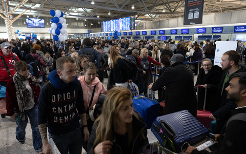 Das technische Problem erwischte die griechischen Airports mitten in der Urlaubszeit. - Foto: Yorgos Karahalis/AP/dpa
