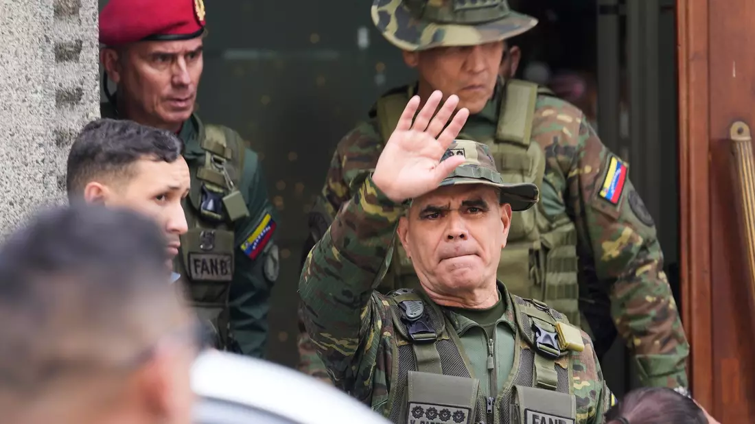 Die Streitkräfte stärken Vizepräsidentin Rodríguez den Rücken.  - Bild: Matias Delacroix/AP/dpa