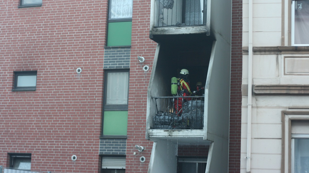 FW Düren: Zimmerbrand mit Balkonfeuer - Personen durch Feuerwehr in Sicherheit gebracht - Foto: presseportal.de