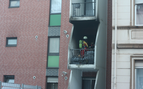FW Düren: Zimmerbrand mit Balkonfeuer - Personen durch Feuerwehr in Sicherheit gebracht - Foto: presseportal.de FW Düren: Zimmerbrand mit Balkonfeuer - Personen durch Feuerwehr in Sicherheit gebracht - Foto: presseportal.de