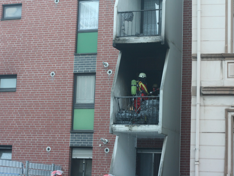 FW Düren: Zimmerbrand mit Balkonfeuer - Personen durch Feuerwehr in Sicherheit gebracht - Foto: presseportal.de