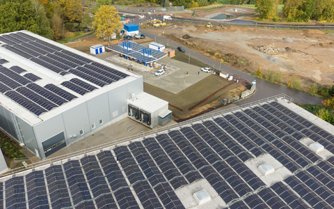 Ein Solarpark in Sachsen, der dem Laden von Elektroautos dient. (Archivbild) - Foto: Sebastian Kahnert/dpa