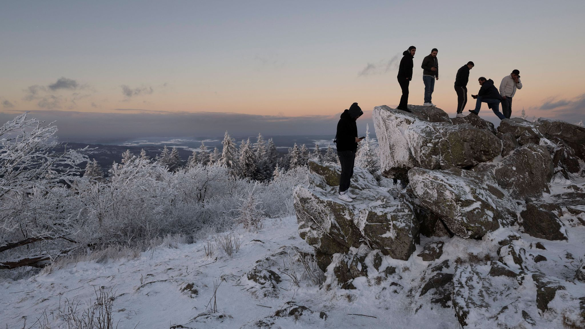 Erst ab Mitte der Woche soll es in Deutschland wieder etwas wärmer werden. - Foto: Boris Roessler/dpa