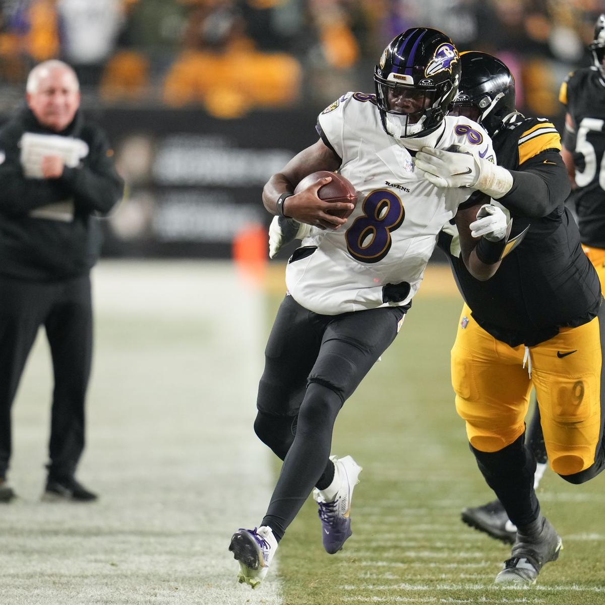 Lamar Jackson (8) und die Baltimore Ravens verpassten hauchdünn die Playoffs. - Foto: Gene J. Puskar/AP/dpa