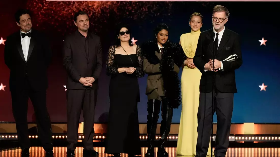 Sie sind die Abräumer bei den diesjährigen Critics Choice Awards: Das Team vom Film «One Battle After Another».  - Bild: Chris Pizzello/Invision/AP/dpa