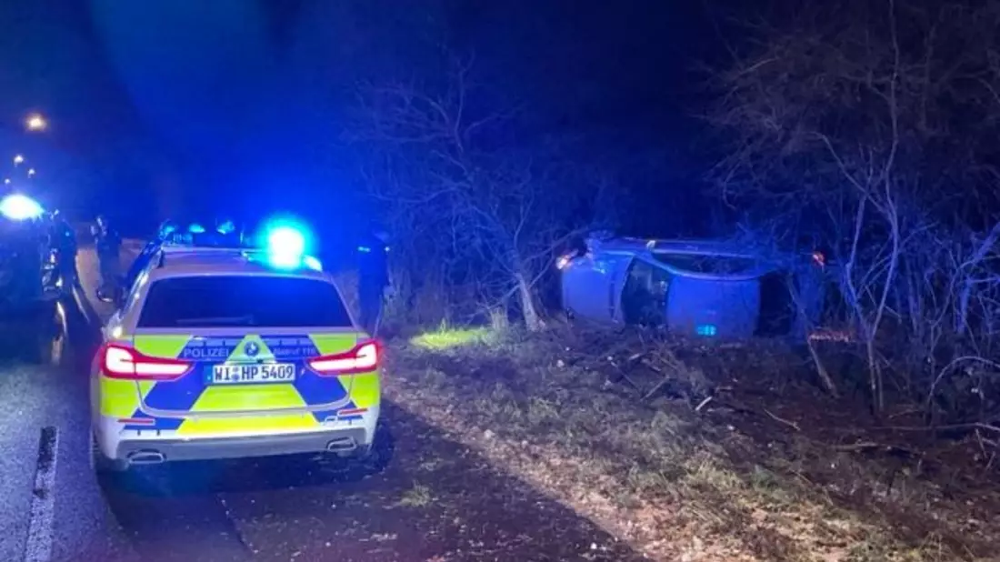 POL-OF: Alkoholisierter Autofahrer soll verfolgenden Streifenwagen gerammt und Geldtransporter touchiert haben: Festnahme nach anschließendem Alleinunfall in Bayern - Bild: presseportal.de