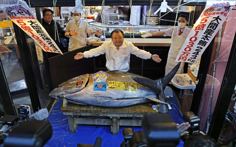 Für den Betreiber einer Sushi-Restaurantkette ist der gezahlte Rekordpreis eine geschickte PR-Aktion. - Foto: -/kyodo/dpa