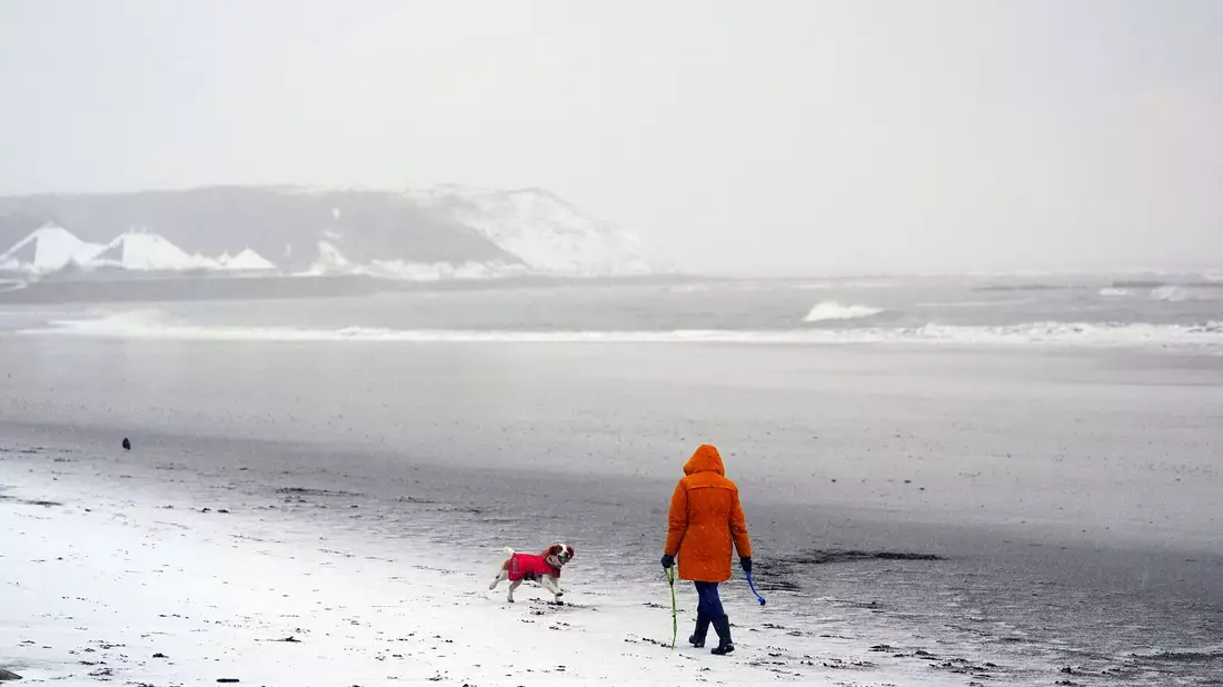 Nicht jeder konnte das winterliche Wetter genießen. - Bild: Danny Lawson/PA/AP/dpa