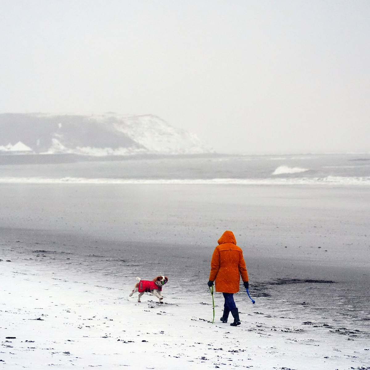 Nicht jeder konnte das winterliche Wetter genießen. - Foto: Danny Lawson/PA/AP/dpa