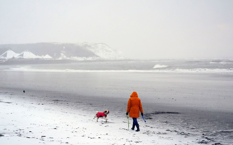 Nicht jeder konnte das winterliche Wetter genießen. - Foto: Danny Lawson/PA/AP/dpa
