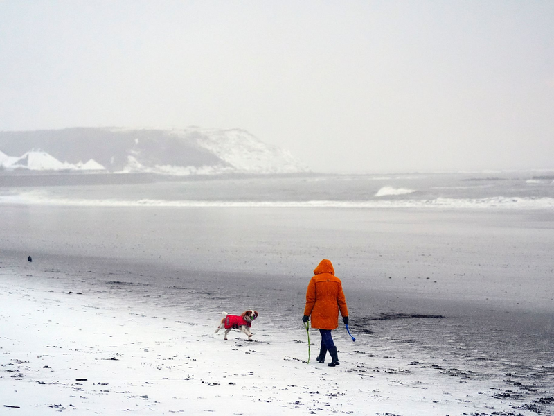 Nicht jeder konnte das winterliche Wetter genießen. - Foto: Danny Lawson/PA/AP/dpa