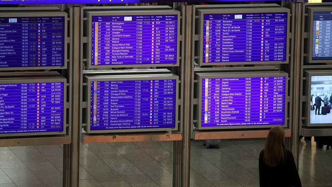 Frau vor Informationstafel am Frankfurter Flughafen - Bild: via dts Nachrichtenagentur