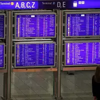 Frau vor Informationstafel am Frankfurter Flughafen - Foto: via dts Nachrichtenagentur