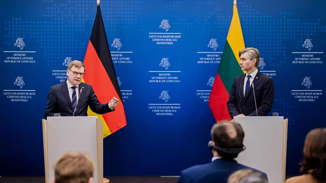 Außenminister Johann Wadephul (l., CDU) und sein litauischer Kollege Kestutis Budrys äußern sich bei einer Pressekonferenz in Vilnius auch zu neuerlichen Drohungen von US-Präsident Donald Trump gegen Grönland. - Bild: Christoph Soeder/dpa