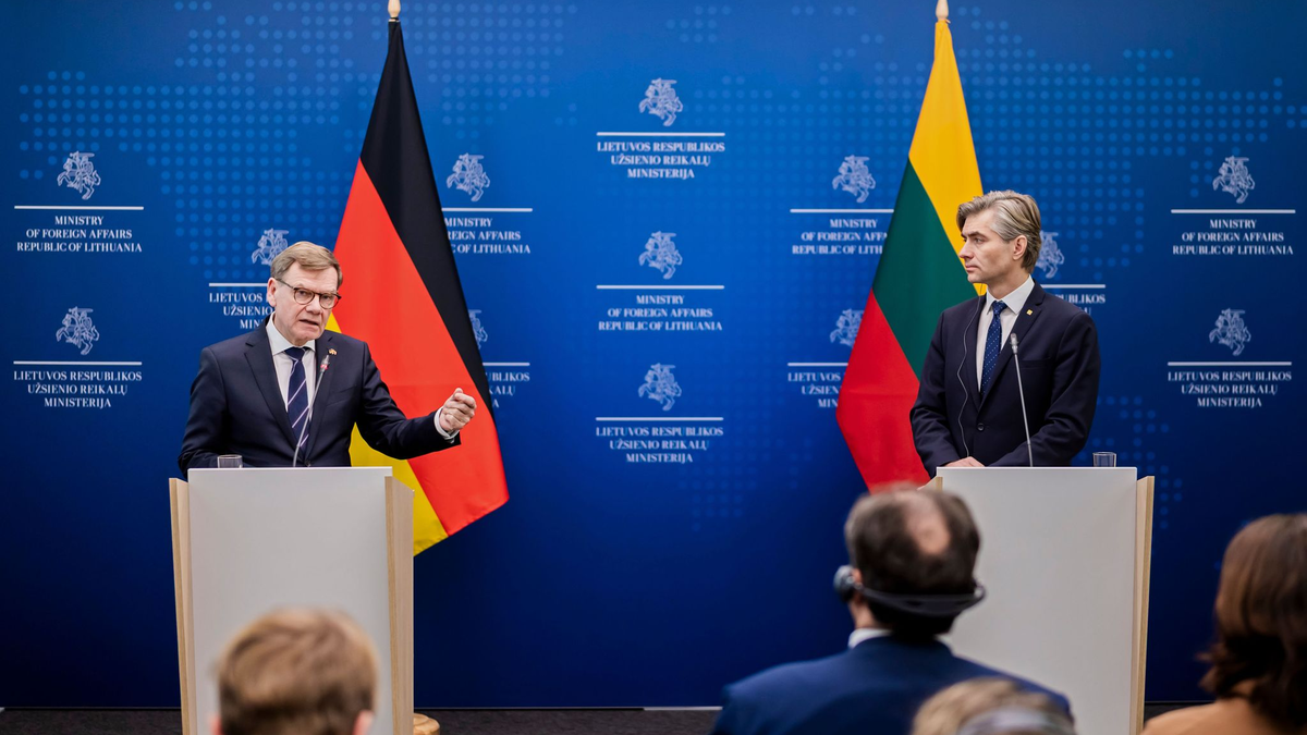 Außenminister Johann Wadephul (l., CDU) und sein litauischer Kollege Kestutis Budrys äußern sich bei einer Pressekonferenz in Vilnius auch zu neuerlichen Drohungen von US-Präsident Donald Trump gegen Grönland. - Foto: Christoph Soeder/dpa