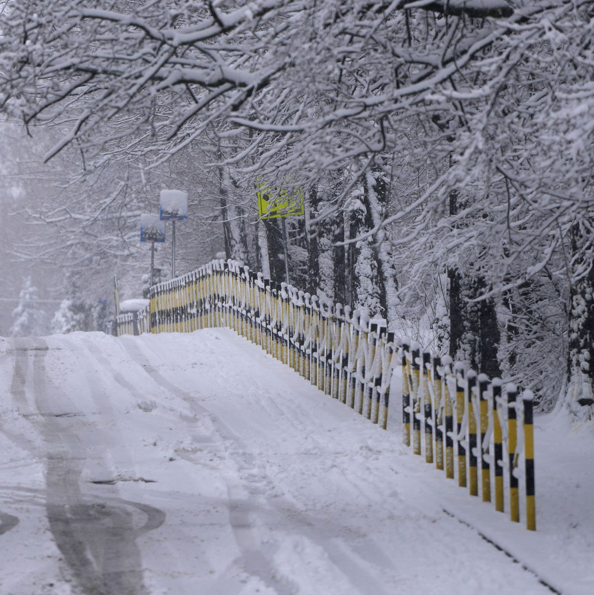 Auf glatten Straßen kam es vielerorts zu Unfällen. - Foto: Darko Vojinovic/AP/dpa