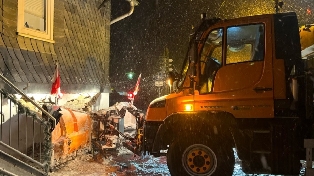 LPI-SLF: Räumfahrzeug kommt ins Schleudert und kollidiert mit Wohnhaus: Hoher Sachschaden - Foto: presseportal.de