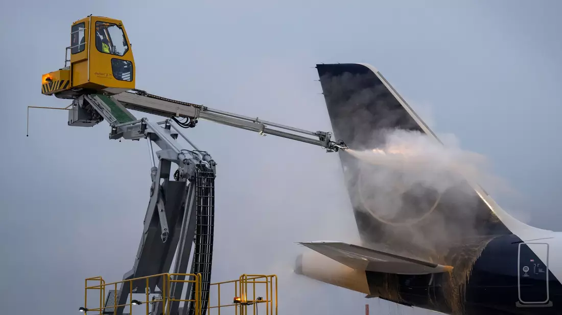 Eisige Temperaturen auch in Hessen - Am Frankfurter Flughafen müssen Maschinen enteist werden - Bild: Boris Roessler/dpa