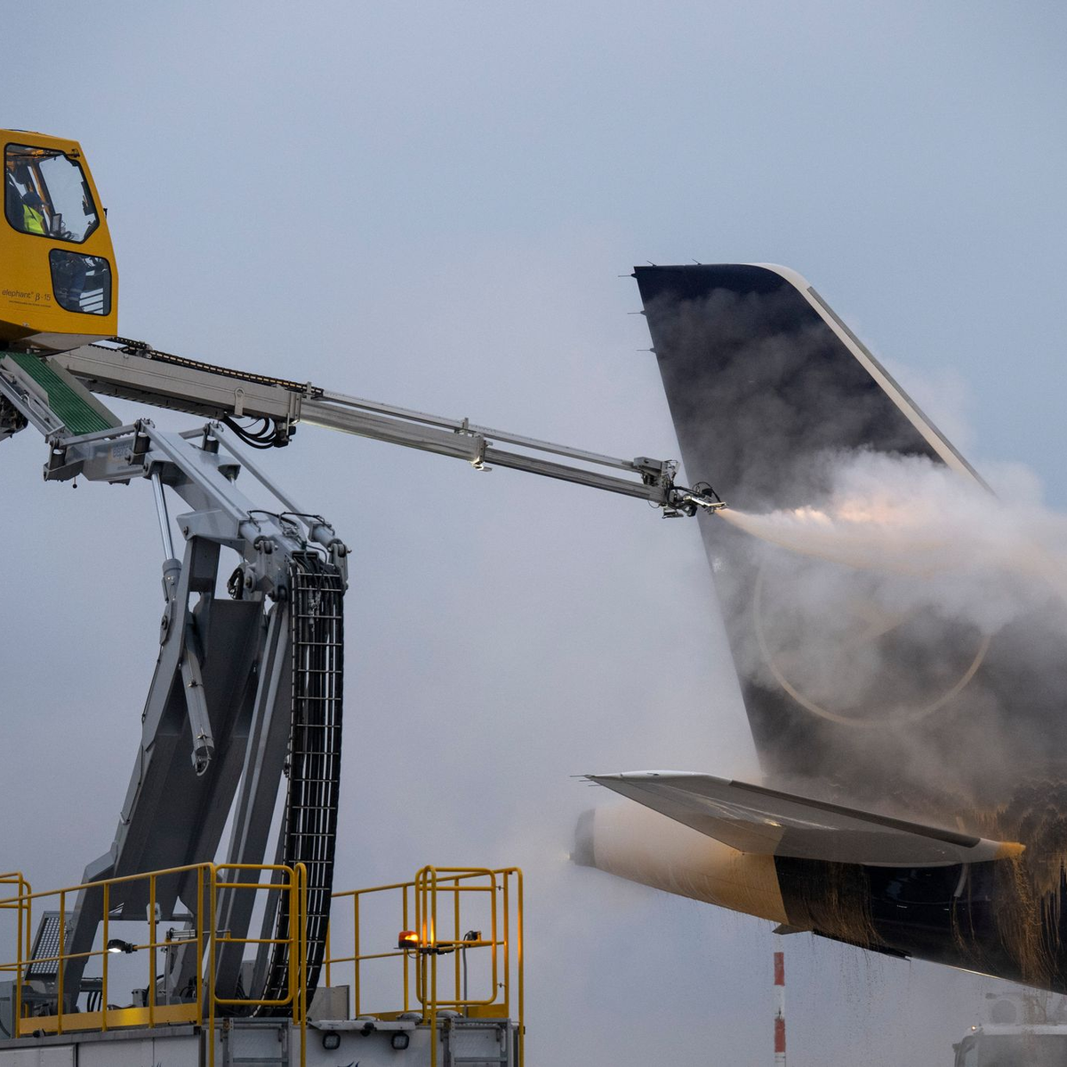 Eisige Temperaturen auch in Hessen - Am Frankfurter Flughafen müssen Maschinen enteist werden - Foto: Boris Roessler/dpa