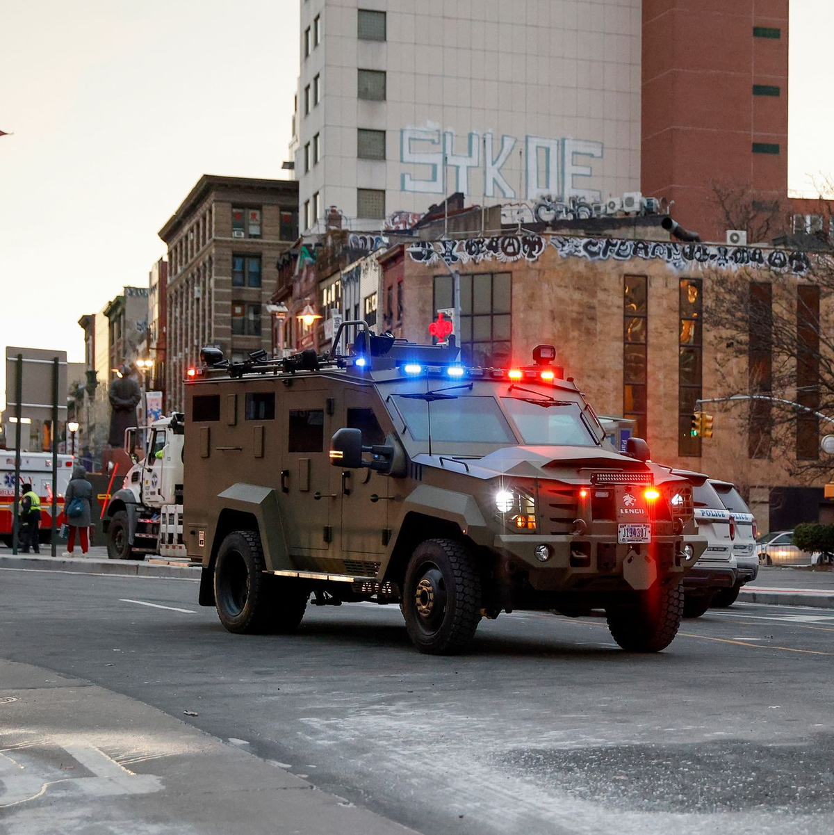 Vor dem Gerichtsgebäude solidarisierten sich viele Unterstützer mit Maduro.  - Foto: Stefan Jeremiah/FR171756 AP/AP/dpa