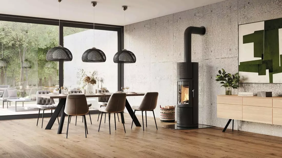 Ein Relief wie Baumrinde: Kaminofen mit naturinspirierter Oberfläche - Bild: presseportal.de