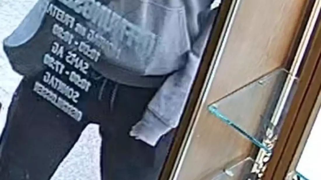 POL-HL: HL-Innenstadt / Folgemeldung: Öffentlichkeitsfahndung nach Verdacht des versuchten schweren Raubes auf Goldgeschäft - Bild: presseportal.de