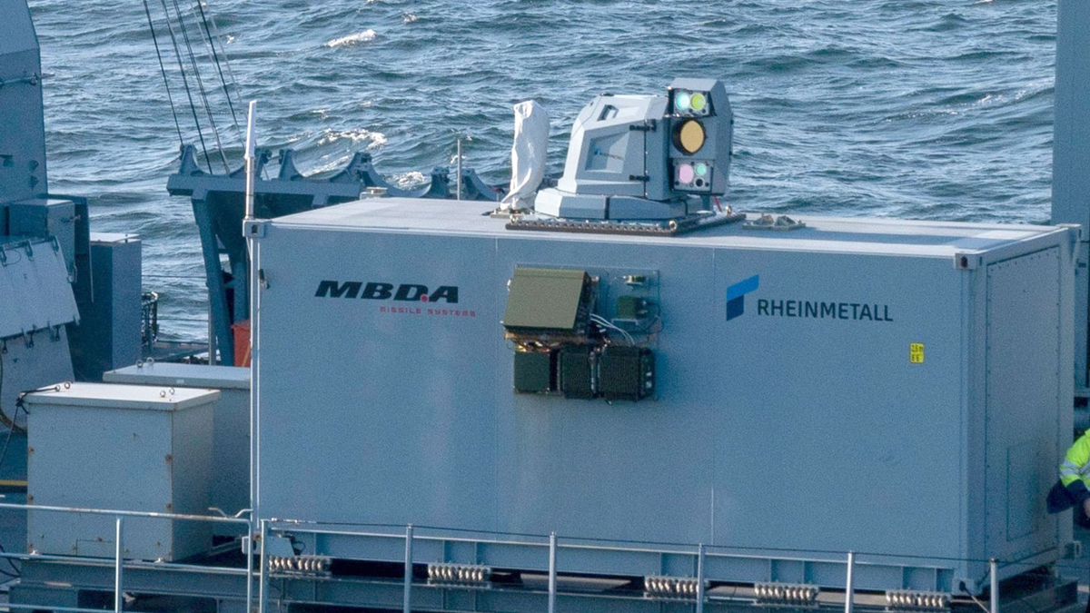 Der Laserdemonstrator von Rheinmetall und MBDA auf einem deutschen Marineschiff. Inzwischen ist er an Land gebracht worden.  - Foto: -/Rheinmetall/dpa