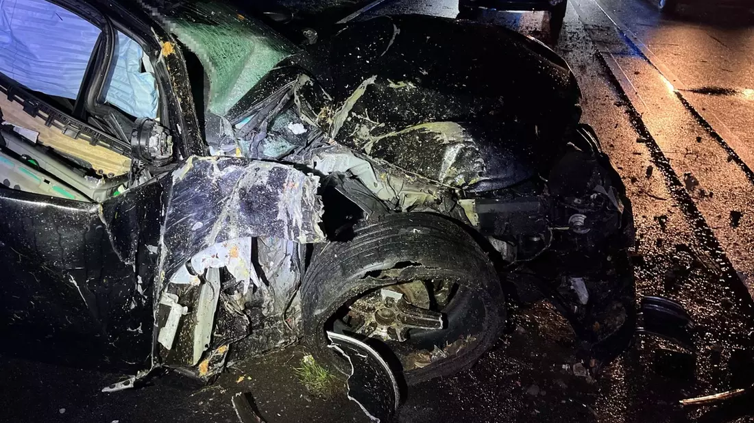 POL-MI: BMW kollidiert mit Baum - Bild: presseportal.de