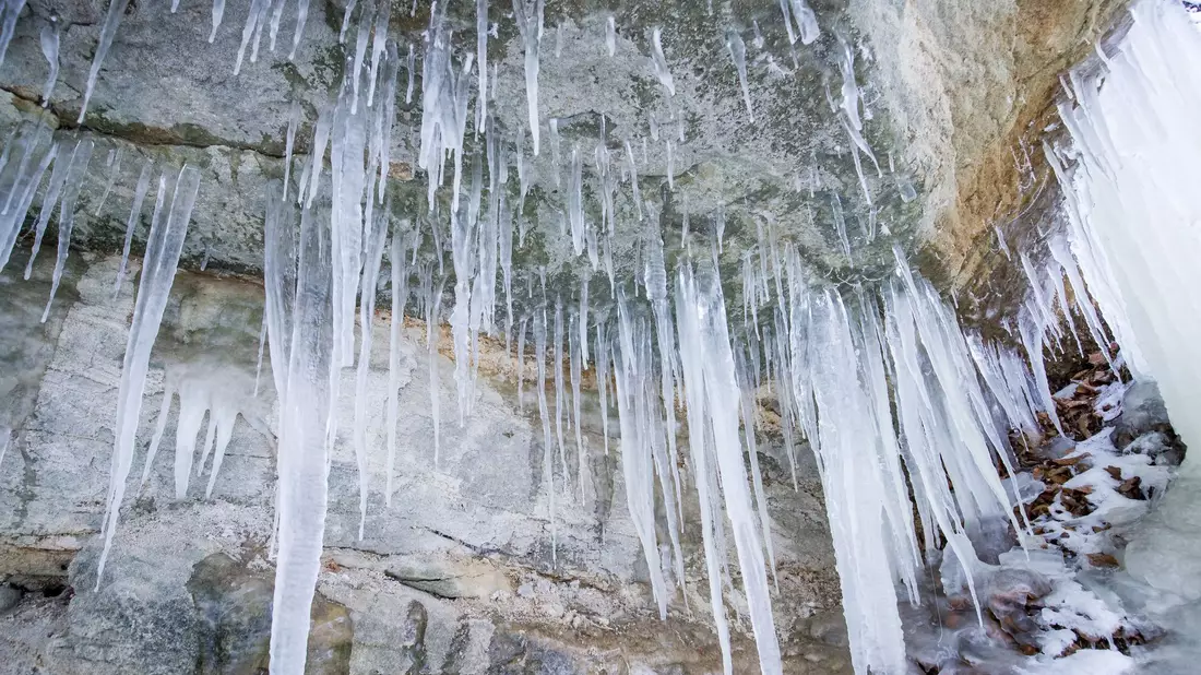 Ein herabfallender Eiszapfen trifft in Oberbayern einen Jungen. (Symbolbild) - Bild: Daniel Karmann/dpa