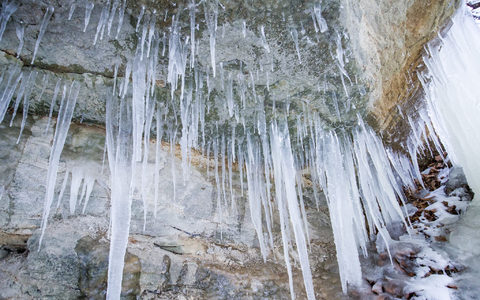 Ein herabfallender Eiszapfen trifft in Oberbayern einen Jungen. (Symbolbild) - Foto: Daniel Karmann/dpa