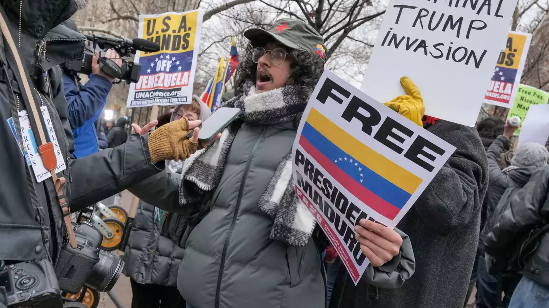 Vor dem Gerichtsgebäude solidarisierten sich viele Unterstützer mit Maduro.  - Bild: Milo Hess/ZUMA Press Wire/dpa