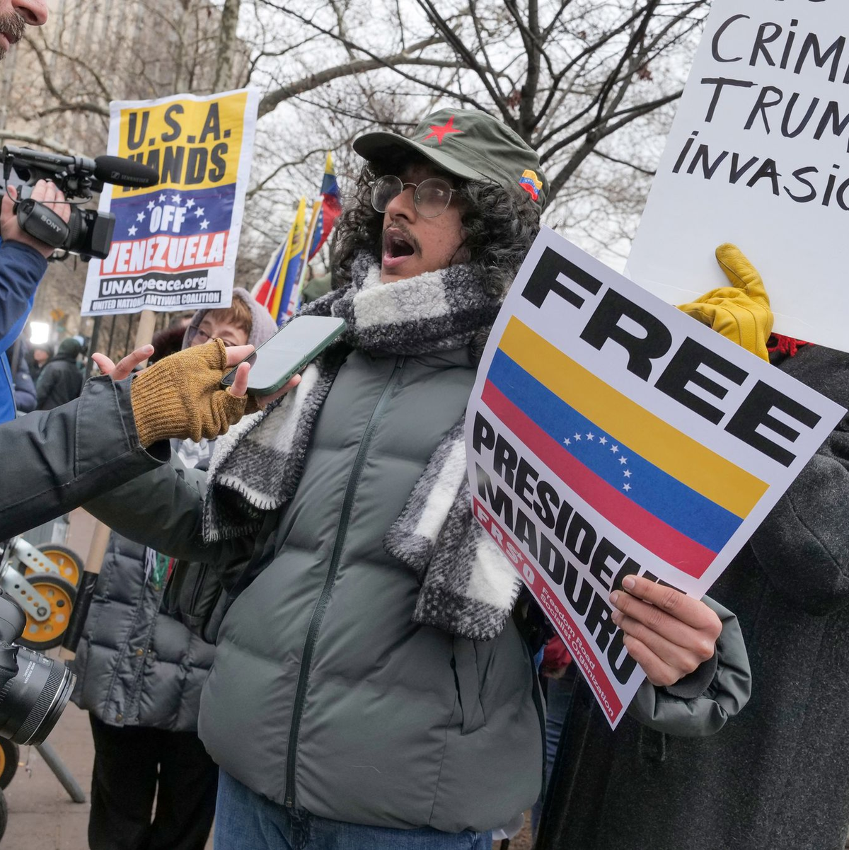 Vor dem Gerichtsgebäude solidarisierten sich viele Unterstützer mit Maduro.  - Foto: Milo Hess/ZUMA Press Wire/dpa