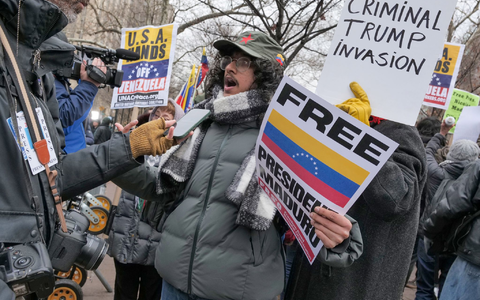 Vor dem Gerichtsgebäude solidarisierten sich viele Unterstützer mit Maduro.  - Foto: Milo Hess/ZUMA Press Wire/dpa