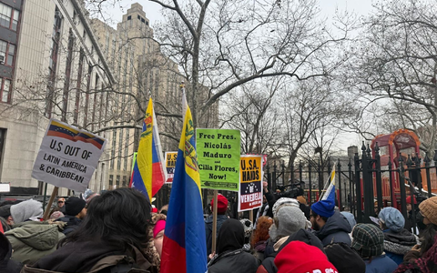 Demonstranten haben sich vor dem Gerichtsgebäude versammelt.  - Foto: Anna Ringle/dpa