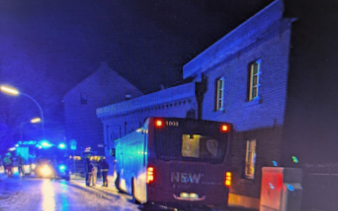 POL-MG: Bus rutscht in Hauswand - Foto: presseportal.de