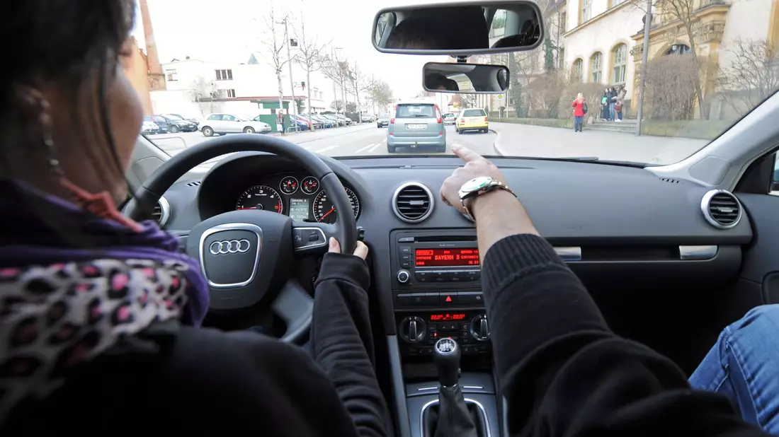 Die CSU würde den Führerschein ab 17 gerne ausweiten. Auch 16-Jährige sollen dann schon in Begleitung ein Auto fahren dürfen. (Illustration) - Bild: picture alliance / dpa