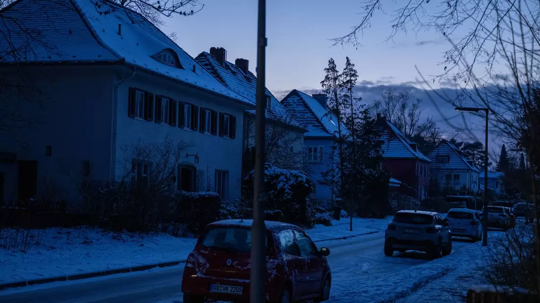 Eine Tankstelle an einer Kreuzung auf der Potsdamer Chaussee ist nach einem Stromausfall ohne Strom. - Bild: Christophe Gateau/dpa