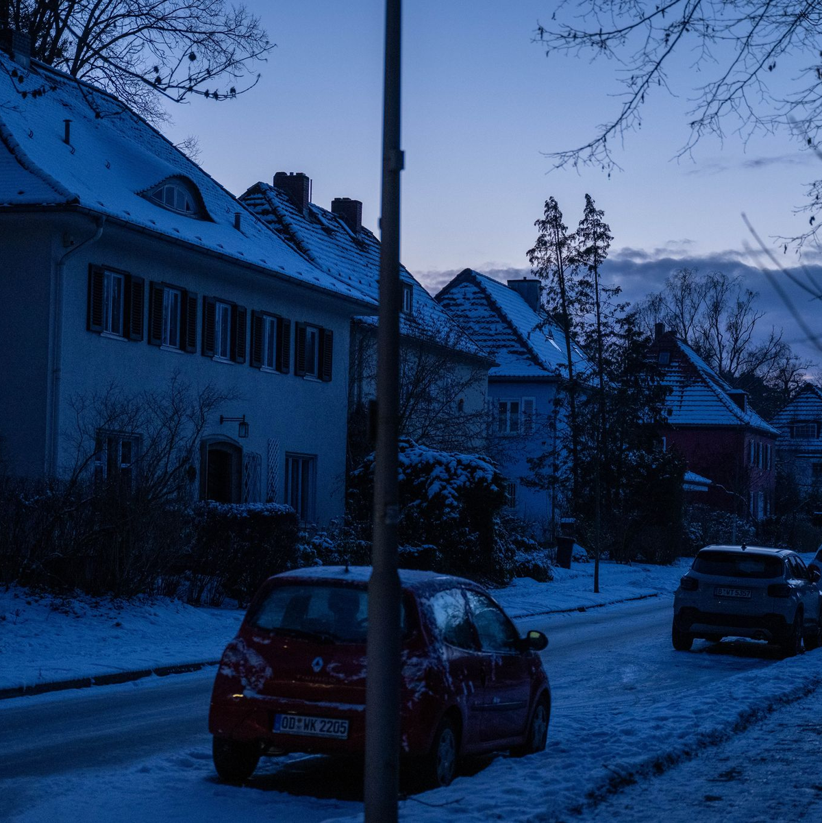 Viele Haushalte im Südwesten Berlins sind die dritte Nacht in Folge ohne Strom.  - Foto: Christophe Gateau/dpa