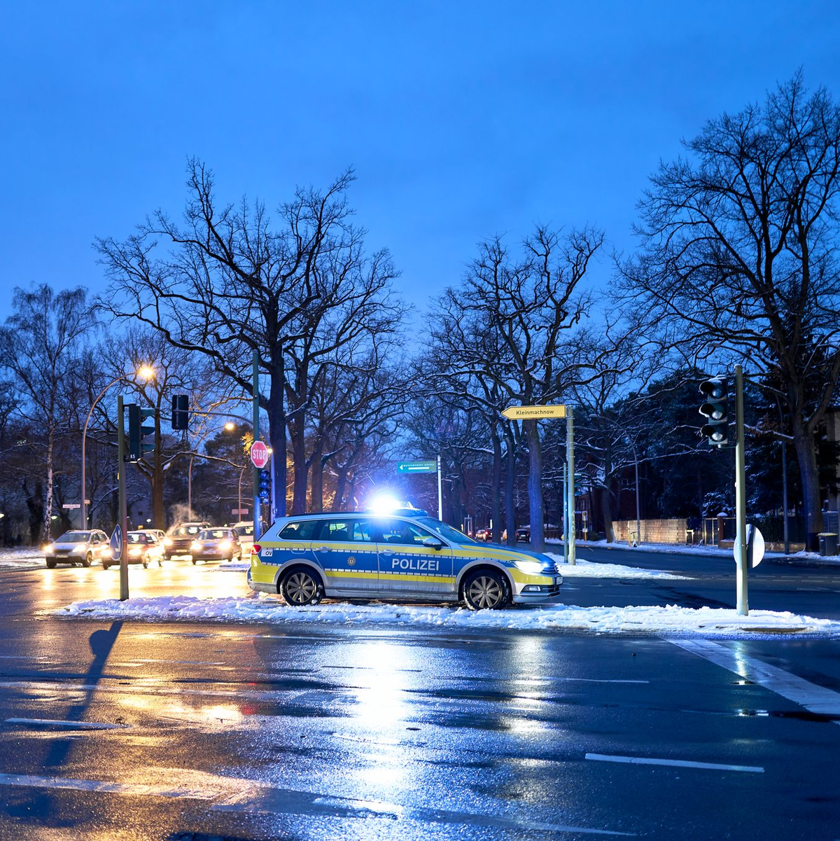 Nachts ist die Polizei verstärkt unterwegs.   - Foto: Michael Ukas/dpa