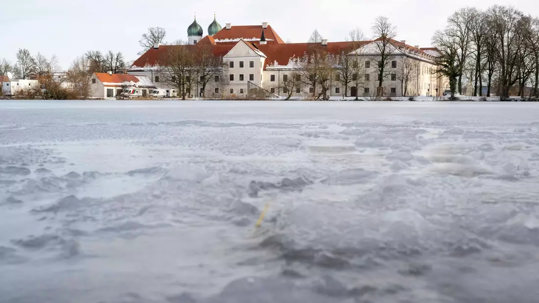 Klirrende Kälte und Schnee sorgen in diesem Jahr zum Auftakt der CSU-Klausur für die typischen Bilder, die sich die Christsozialen von ihrem Treffen in Oberbayern erhoffen. (Archivbild) - Bild: Peter Kneffel/dpa