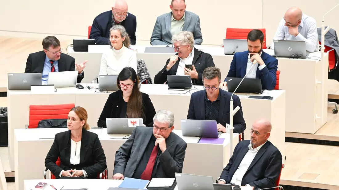 Die BSW-Landtagsfraktion berät über die Zukunft der Koalition (Archivbild) - Bild: Jens Kalaene/dpa